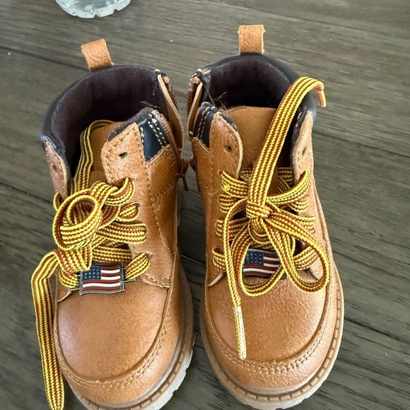 Kids Tan Boots with Yellow Laces size 4 cater - Picture 1 of 4